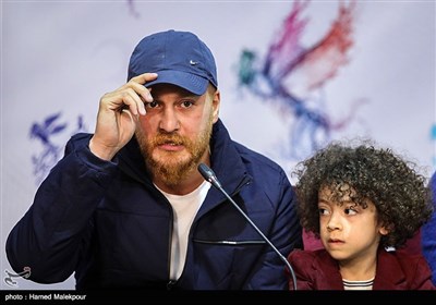 میلاد کی‌مرام بازیگر در نشست خبری فیلم امیر - سی‌وششمین جشنواره فیلم فجر