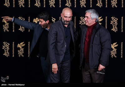 ابراهیم حاتمی‌کیا کارگردان، هادی حجازی‌فر بازیگر و محمد خزاعی تهیه‌کننده فیلم به وقت شام در سی‌وششمین جشنواره فیلم فجر