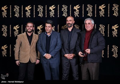 ابراهیم حاتمی‌کیا کارگردان، هادی حجازی‌فر بازیگر و محمد خزاعی تهیه‌کننده فیلم به وقت شام در سی‌وششمین جشنواره فیلم فجر