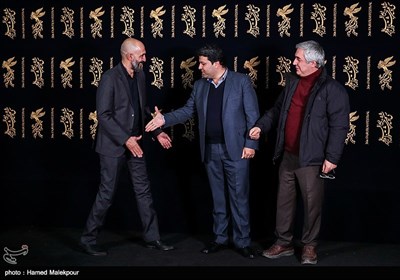 ابراهیم حاتمی‌کیا کارگردان، محمد خزاعی تهیه‌کننده و هادی حجازی‌فر بازیگر فیلم به وقت شام در سی‌وششمین جشنواره فیلم فجر