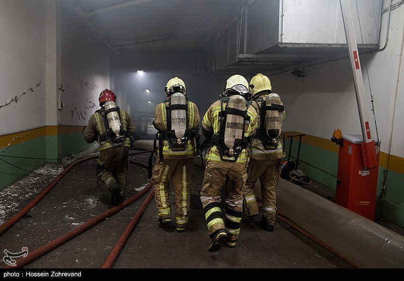 نفوذ تیم‌های 4 نفره آتش‌نشانان به طبقه منفی 4 ساختمان برق حرارتی