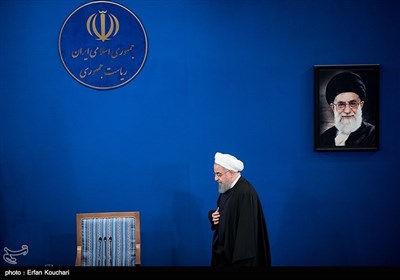 حجت‌الاسلام حسن روحانی رئیس جمهور هنگام ورود به محل نشست خبری