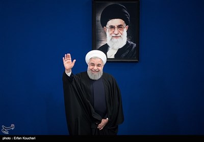 حجت‌الاسلام حسن روحانی رئیس جمهور هنگام خروج از محل نشست خبری