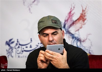 فرشاد محمدی مدیر فیلمبرداری در نشست خبری فیلم عرق سرد - سی‌وششمین جشنواره فیلم فجر