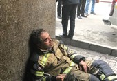 امیر مهدیانی فرمانده آتش‌نشان در حین عملیات اطفاء حریق دچار دود گرفتگی شد + عکس