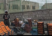اینجا اردستان؛ شهری که برخی برای کسب درآمد خطر را به جان میپذیرند/چرا مسئولان برای ساماندهی میوهفروشان سیار دست دست میکنند؟