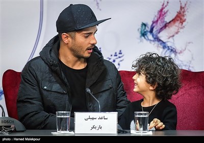 سیدعلیرضا میرسالاری و ساعد سهیلی در نشست خبری فیلم اتاق تاریک - سی‌وششمین جشنواره فیلم فجر