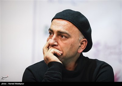 حمیدرضا آذرنگ بازیگر در نشست خبری فیلم تنگه ابوقریب - سی‌وششمین جشنواره فیلم فجر