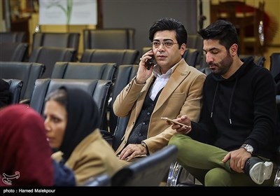 حضور فرزاد حسنی در نشست خبری فیلم اتاق تاریک - سی‌وششمین جشنواره فیلم فجر