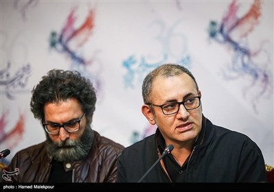 بهرام توکلی کارگردان در نشست خبری فیلم تنگه ابوقریب - سی‌وششمین جشنواره فیلم فجر