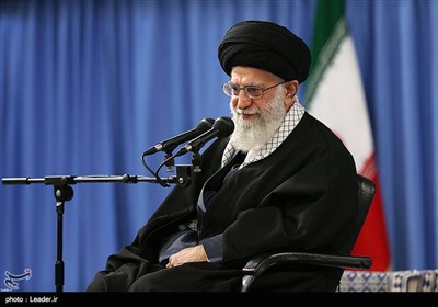 الامام الخامنئی یستقبل عددا من قادة وافراد القوات الجویّة