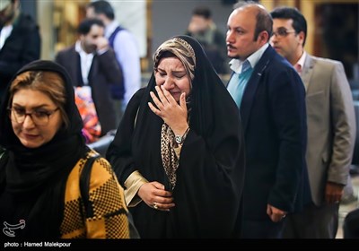 اشک‌های خانواده مرحوم حمید آخوندی تهیه‌کننده فیلم ماهورا در نشست خبری فیلم