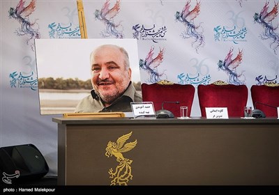 یادبود مرحوم حمید آخوندی تهیه‌کننده فیلم ماهورا در نشست خبری فیلم