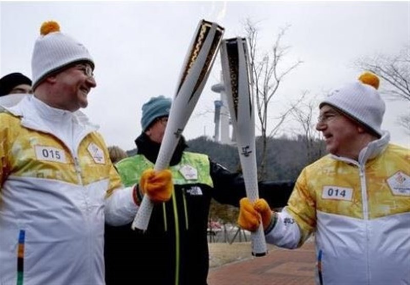 باخ مشعل المپیک زمستانی را حمل کرد + عکس