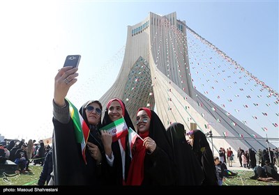 راهپیمایی 22 بهمن - برج آزادی