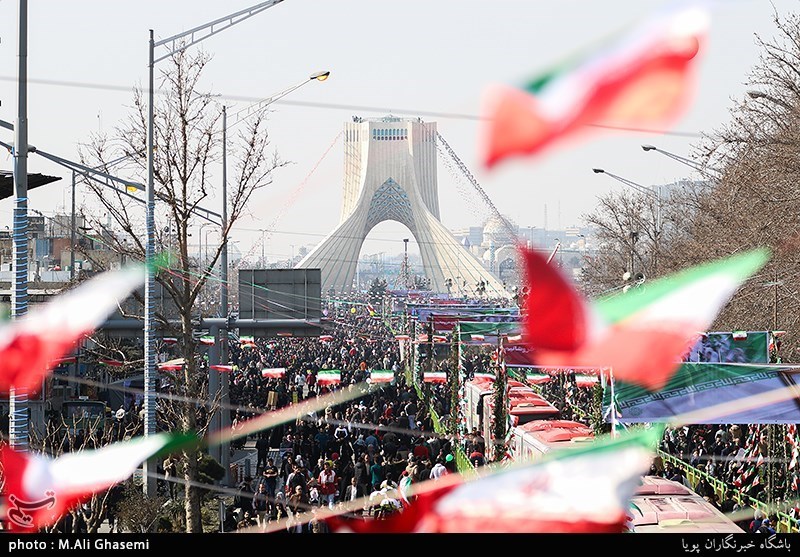 آذین‌بندی نوری محورها و میادین شاخص پایتخت برای راهپیمایی 22 بهمن
