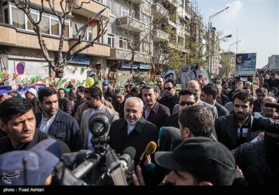 محمدجواد ظریف وزیر امور خارجه در راهپیمایی 22 بهمن - تهران