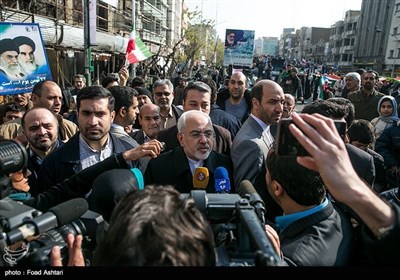 محمدجواد ظریف وزیر امور خارجه در راهپیمایی 22 بهمن - تهران