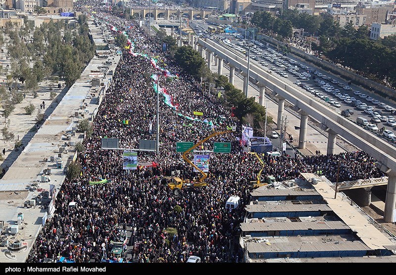 حضور گسترده مردم قم در راهپیمایی 22 بهمن 