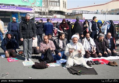 اقامه نماز ظهر پس از راهپیمایی 22 بهمن تهران