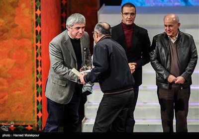 بهرام توکلی و ابراهیم حاتمی‌کیا در مراسم اختتامیه سی‌وششمین جشنواره فیلم فجر