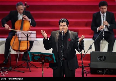 اجرای موسیقی توسط سالار عقیلی در مراسم اختتامیه سی‌وششمین جشنواره فیلم فجر