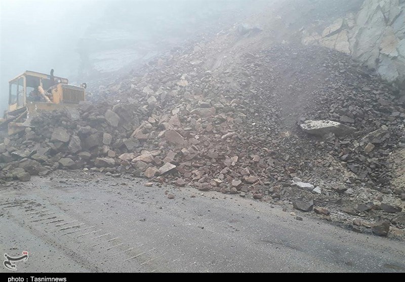 کوه قراقوش‌ ـ گرمدره‌ در شهرستان سامان ریزش کرد