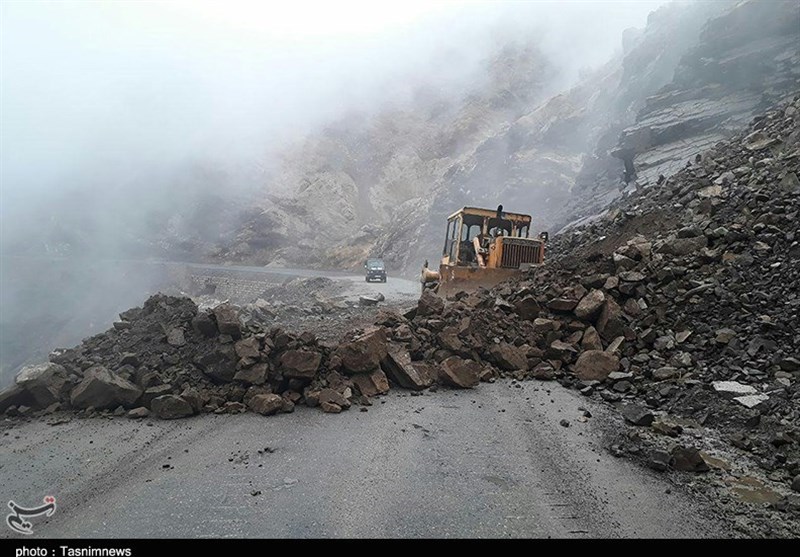 لرستان| ریزش کوه در جاده پلدختر به خرم‌آباد؛ تردد در شانه خاکی جاده برقرار است