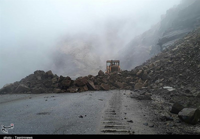 محور بیرانشهر- بروجرد به علت ریزش کوه مسدود شد