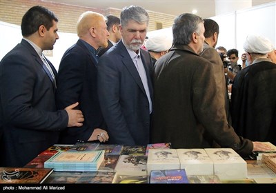 سید عباس صالحی وزیر فرهنگ و ارشاد اسلامی در حین بازدید از پنجمین نمایشگاه کتاب حوزه دین - قم