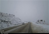مرکزی| بارش برف سبب تاخیر در آغاز به‌کار مدارس سربند شد