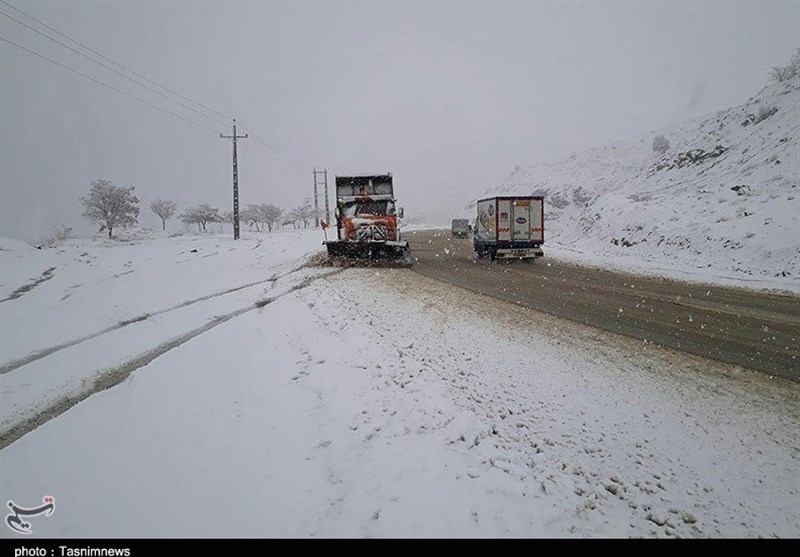 مازندران| بارش برف سبب کندی تردد در محور کندوان شد