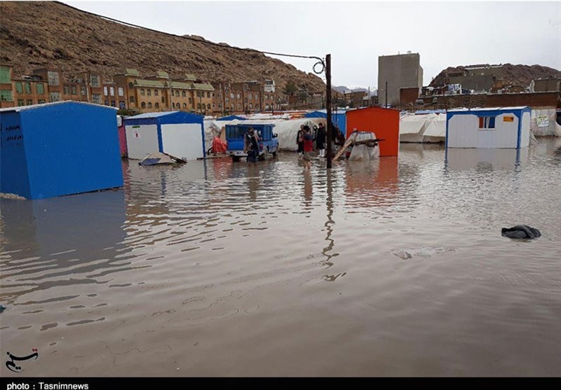 کرمانشاه| کانکس‌های زلزله‌زدگان در محاصره آب باران؛ خبری از امداد مسئولان نیست + فیلم