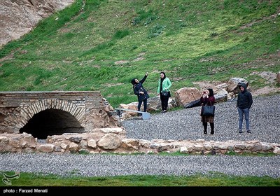 بارش باران در طاق بستان