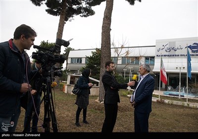 رضا جعفرزاده مسئول ارتباط با رسانه های هواپیمایی کشوری در حال گفت گو با شبکه العالم