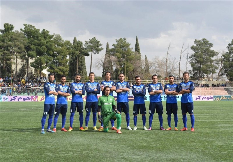تیم فوتبال آلومینیوم اراک بدون سرمربی به دیدار پرسپولیس می‌رود