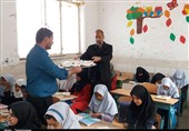 زاهدان| توزیع غذای گرم در مدارس حاشیه شهر زاهدان+تصویر