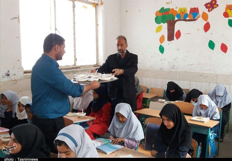 زاهدان| توزیع غذای گرم در مدارس حاشیه شهر زاهدان+تصویر