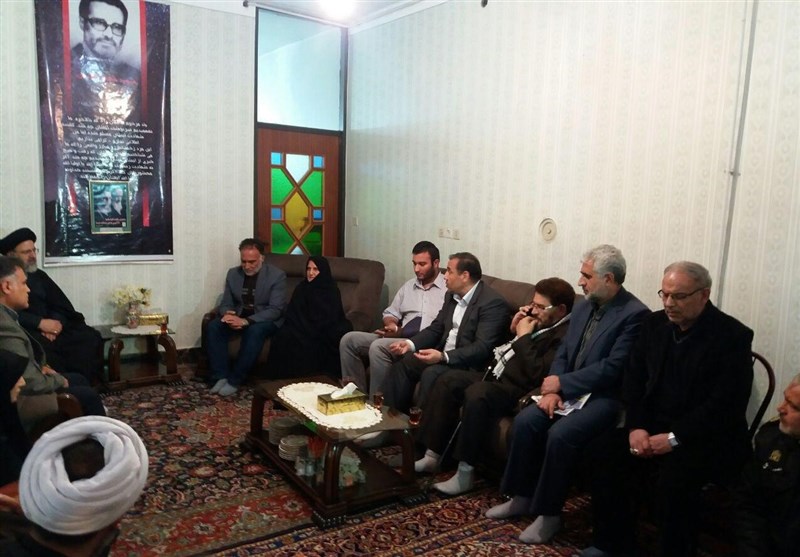 همدان|تولیت آستان قدس رضوی با خانواده شهید محمد طالبیان در نهاوند دیدار کرد