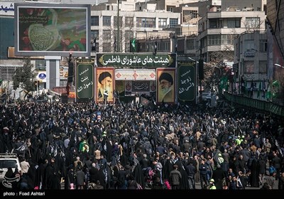 عزادارن فاطمی سیاہ پرچم لئے تہران کی سڑکوں پر