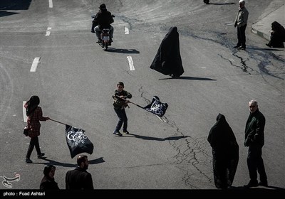 عزادارن فاطمی سیاہ پرچم لئے تہران کی سڑکوں پر