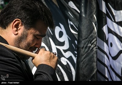 عزادارن فاطمی سیاہ پرچم لئے تہران کی سڑکوں پر