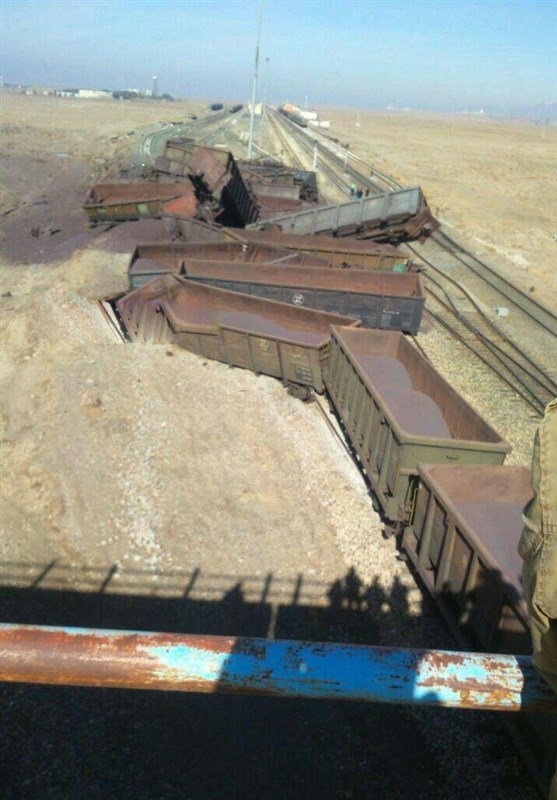 مشهد|واژگونی قطار باری در ایستگاه دیزباد+ فیلم