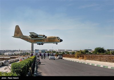 هواپیمایی در حال نشستن در فرودگاه جزیره خارگ، باند فرودگاه جزیره خارگ در وسط جزیره است و منطقه مسکونی را 2به نیم تقسیم کرده است.