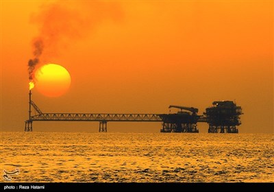 غروب خورشید در مقابل سکوی نفتی ابوذر واقع در اطراف جزیره خارگ