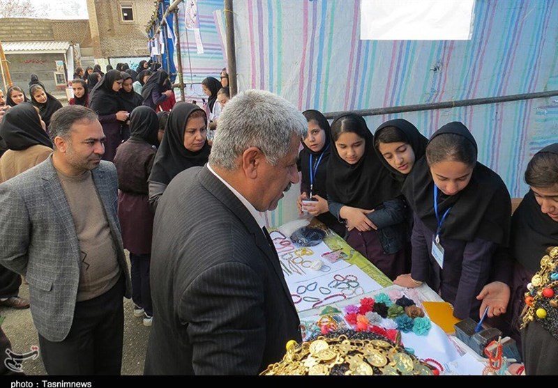 کردستان| بازارچه دانش‌آموزان کارآفرین بانه‌ای به نفع کودکان زلزله‌زده کرمانشاه افتتاح شد‌+تصاویر