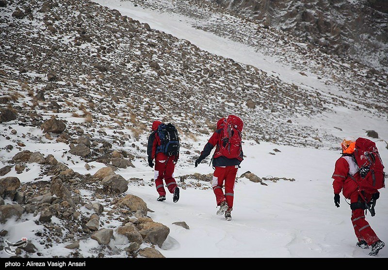 شهرکرد| 5 تیم کوهستان هلال احمر به منطقه سقوط جت اعزام شدند