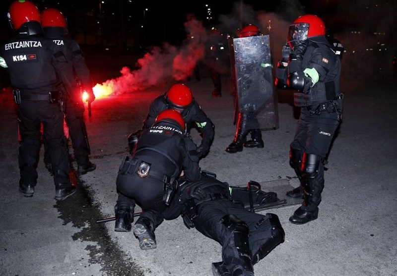 مرگ یک افسر پلیس بعد از درگیری با هواداران آشوبگر در اسپانیا