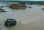 خوزستان| سیلاب در محور مواصلاتی دهلران به اندیمشک؛ خودروی پراید طعمه سیلاب شد