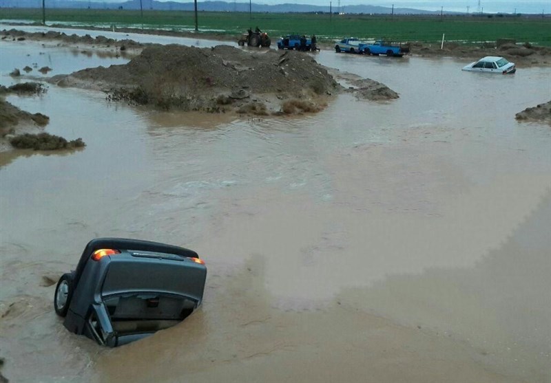 خوزستان| سیلاب در محور مواصلاتی دهلران به اندیمشک؛ خودروی پراید طعمه سیلاب شد
